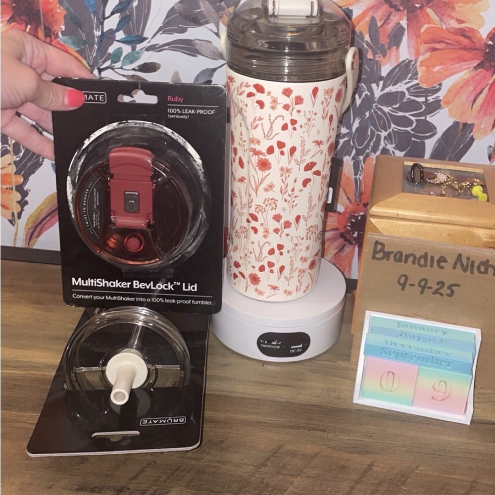 Poppy Multishaker with poppy straw lid & ruby bev lock lid